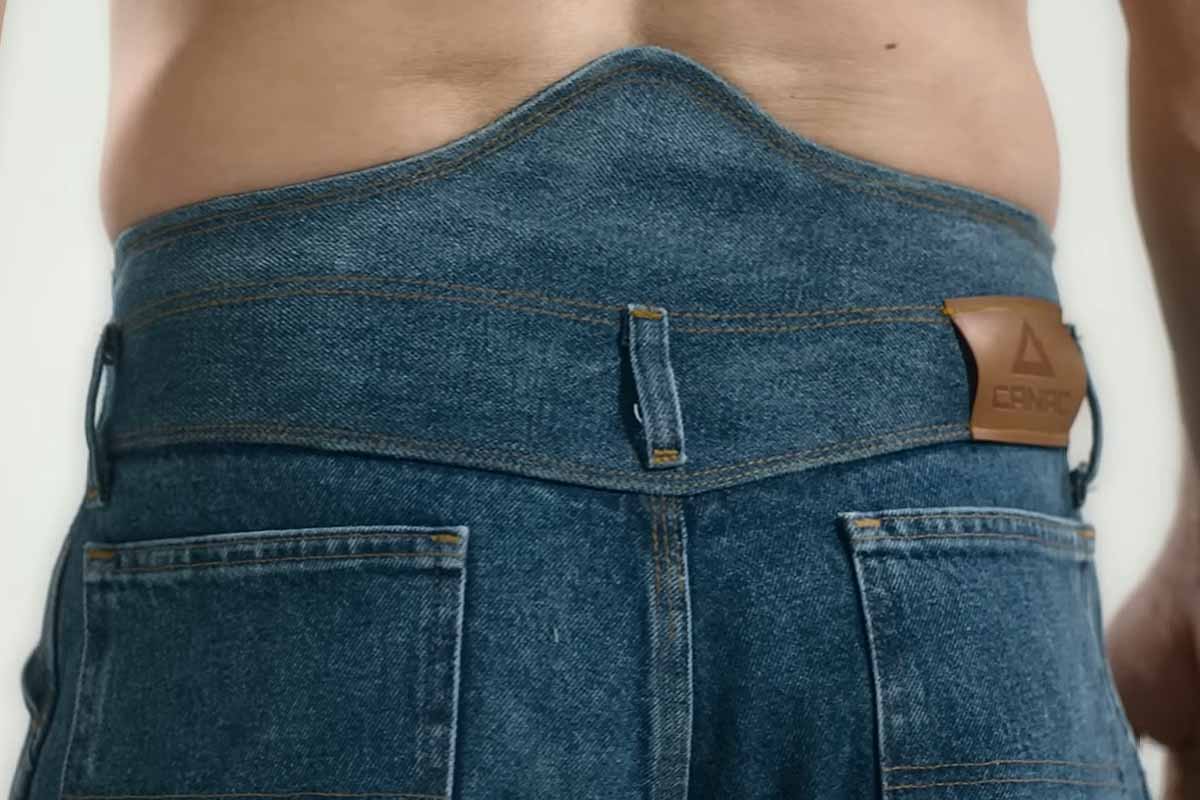 Une enseigne de bricolage invente un jean pour cacher « le sourire du  plombier » - NeozOne