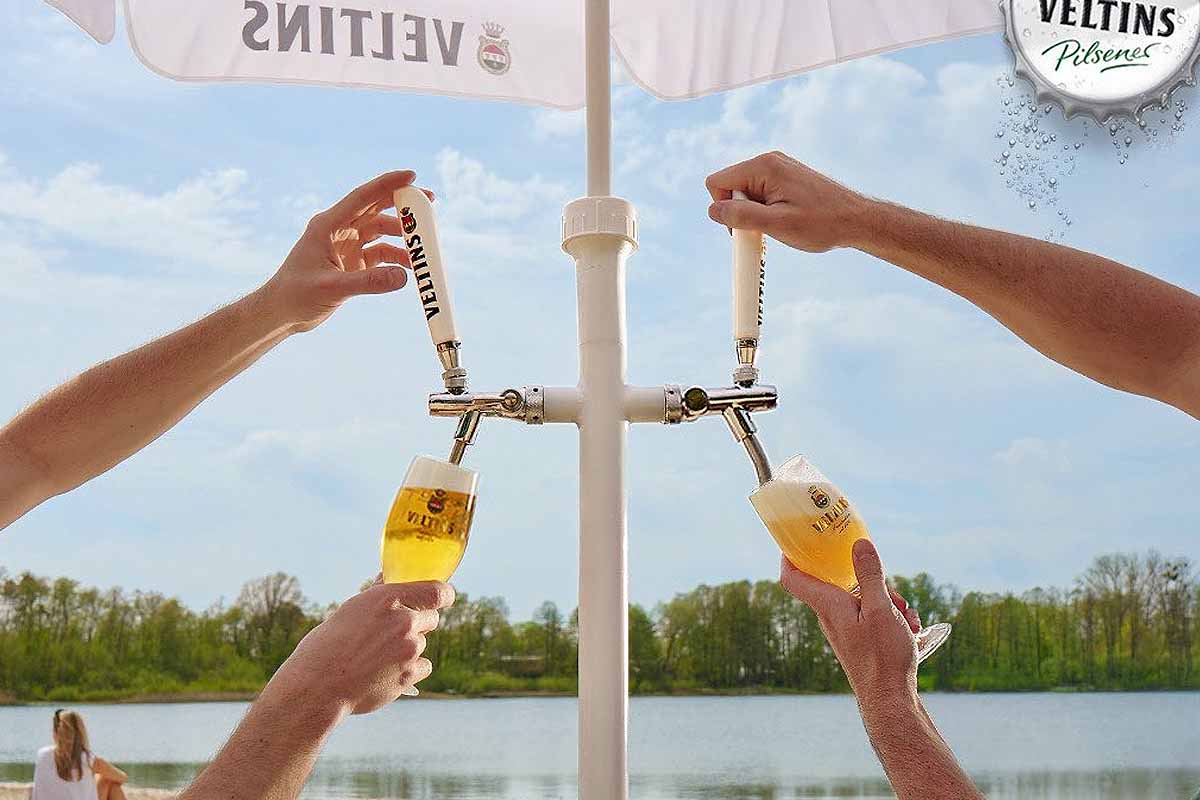 Une marque d'alcool invente le premier parasol qui fait tireuse à bière.