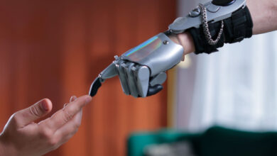 Des innovateurs kenyans transforment des déchets électroniques en prothèses bio-robotiques