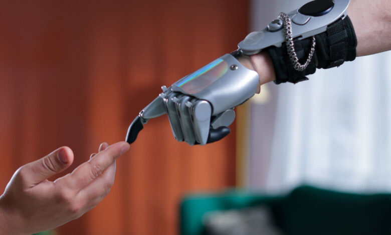 Des innovateurs kenyans transforment des déchets électroniques en prothèses bio-robotiques