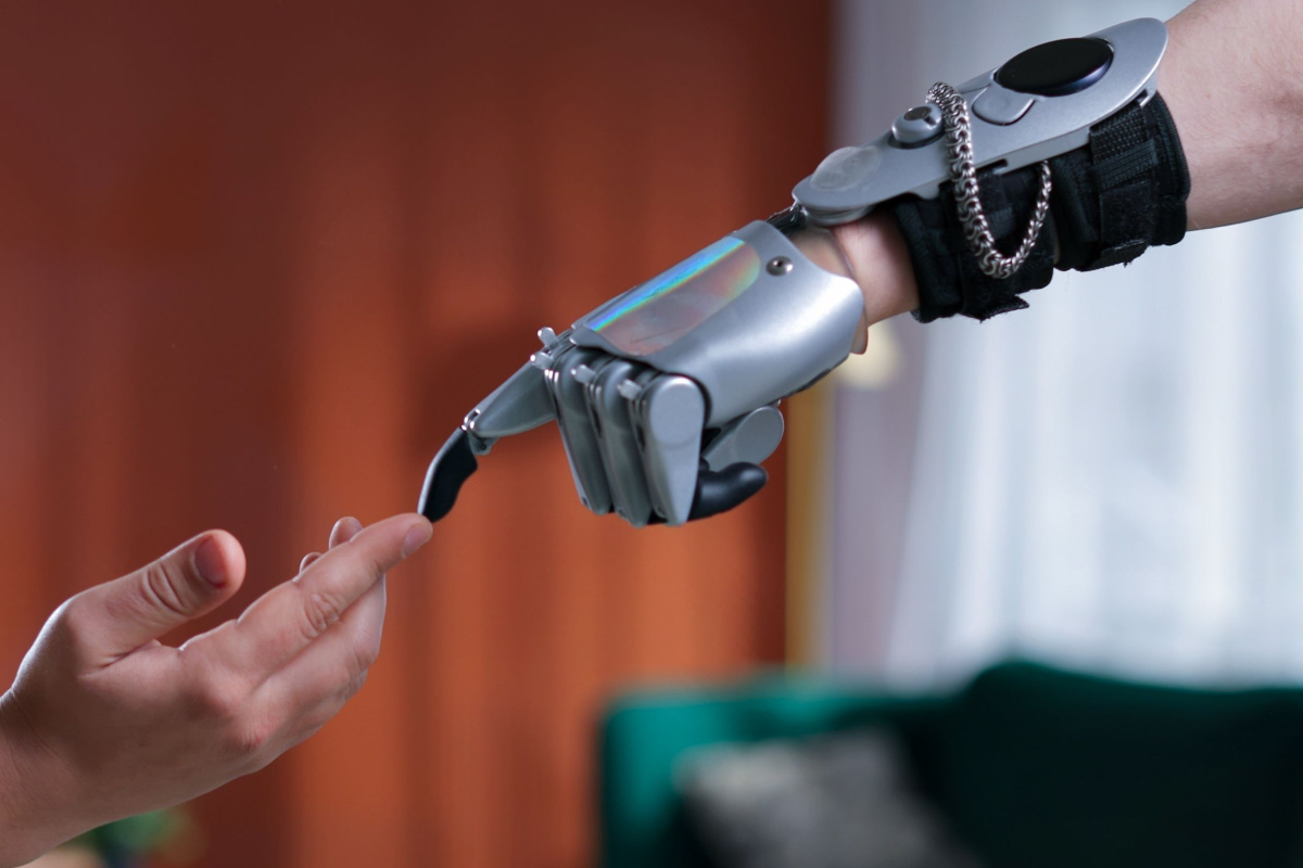 Des innovateurs kenyans transforment des déchets électroniques en prothèses bio-robotiques