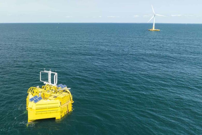 Le premier pilote de production d’hydrogène offshore au monde. Au premier plan : Sealhyfe, pilote de production d’hydrogène offshore (Lhyfe), sur la plateforme WAVEGEM (GEPS Techno), en arrière-plan : l'éolienne flottante FLOATGEN (BW Ideol). Sur le site d'essais en mer SEM-REV. 