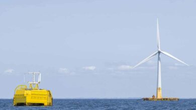 À gauche : Sealhyfe, pilote de production d’hydrogène offshore (Lhyfe), sur la plateforme WAVEGEM (GEPS Techno), À droite : éolienne flottante FLOATGEN (BW Ideol). Sur le site d'essais en mer SEM-REV.