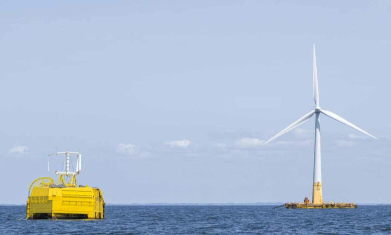 À gauche : Sealhyfe, pilote de production d’hydrogène offshore (Lhyfe), sur la plateforme WAVEGEM (GEPS Techno), À droite : éolienne flottante FLOATGEN (BW Ideol). Sur le site d'essais en mer SEM-REV.