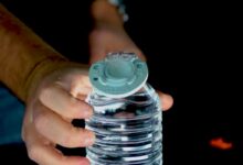 Une invention pour faciliter l'ouverture des bouteilles en plastique pour les enfants et les personnes âgées.