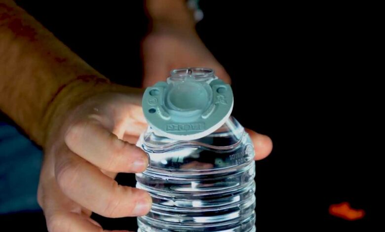 Une invention pour faciliter l'ouverture des bouteilles en plastique pour les enfants et les personnes âgées.