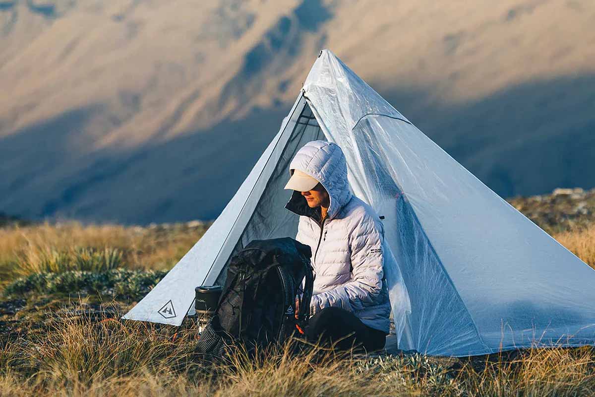 Une tente ultra-légère en tissus composites Dyneema©, durables et 100 % imperméables.