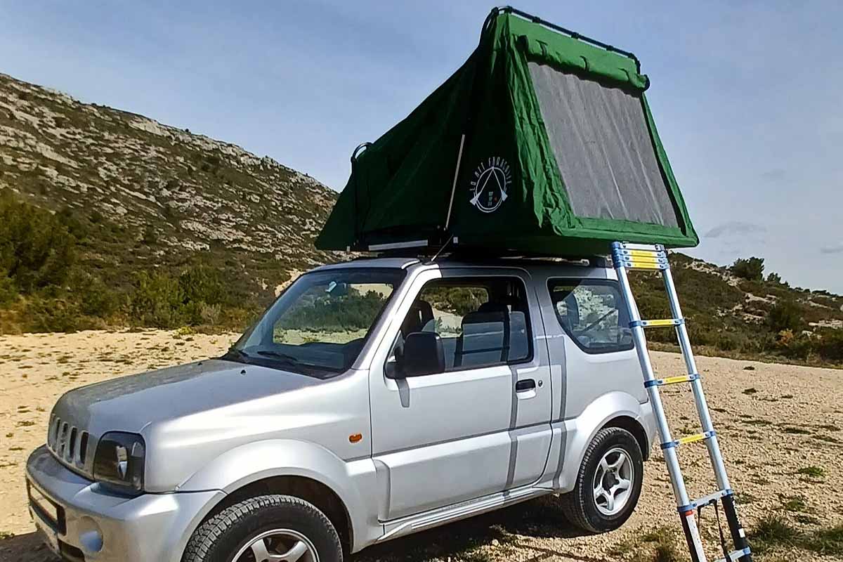 Une tente de toit fabriquée en France, conçue pour s'adapter à tous les types de véhicules, ultra légère et compacte.