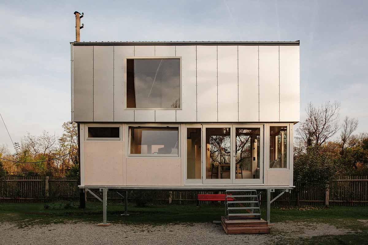 La Tiny House Vagabundo Flex est construite sur une plate-forme en acier robuste et peut être installée sur une fondation préparée ou sur une remorque.