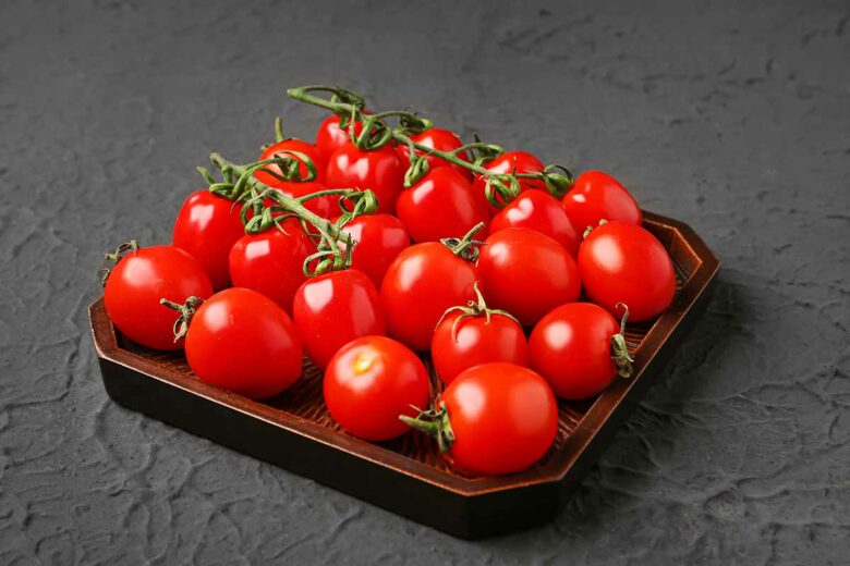 Les tomates cerises se déclinent en différentes tailles, allant de la taille d'une cerise à celle d'une balle de golf. Leur forme est habituellement sphérique, bien que certaines variétés puissent être oblongues. À maturité, elles arborent surtout une couleur rouge, mais il existe également des variétés qui procurent une palette de couleurs étendue, allant du jaune au vert, en passant par des variations zébrées, pourpres, indigo, et bien d'autres. Ces différentes couleurs ajoutent une touche visuelle attrayante à ces petites tomates.