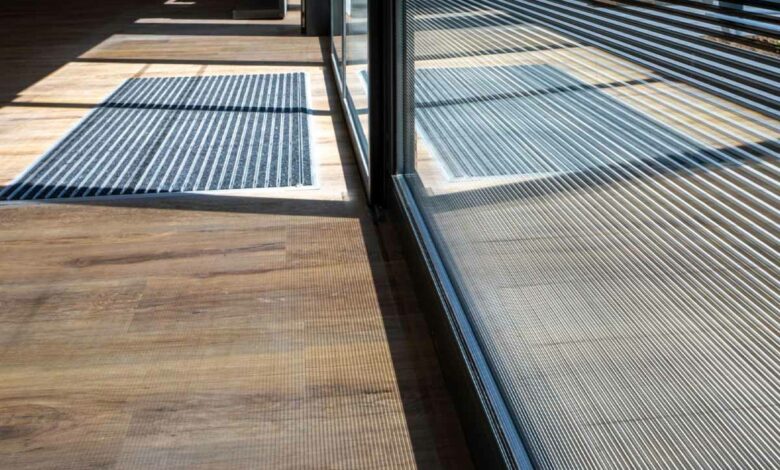 Des stries inclinées à l'aspect miroir argenté sont appliquées sur un vitrage feuilleté pour servir de protections solaires. Cette solution peut être utilisée dans des structures à double vitrage, offrant des performances supplémentaires en termes d'isolation acoustique ou de résistance aux intrusions.