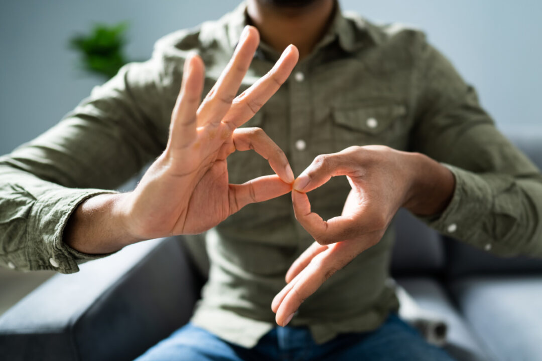 Comment apprendre la langue des signes avec une formation ? NeozOne