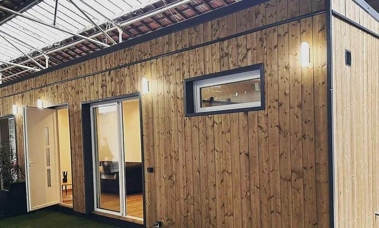 Une maison container bardée de bois.
