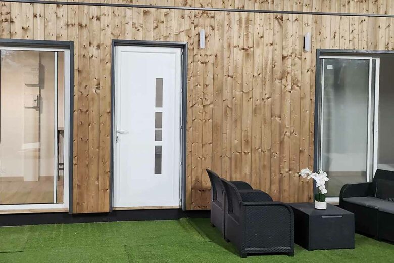 Une maison container et un bardage bois clin en pin douglas.