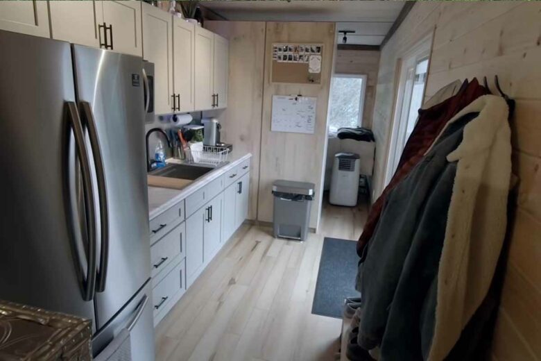 L'intérieur de la maison conteneur. 