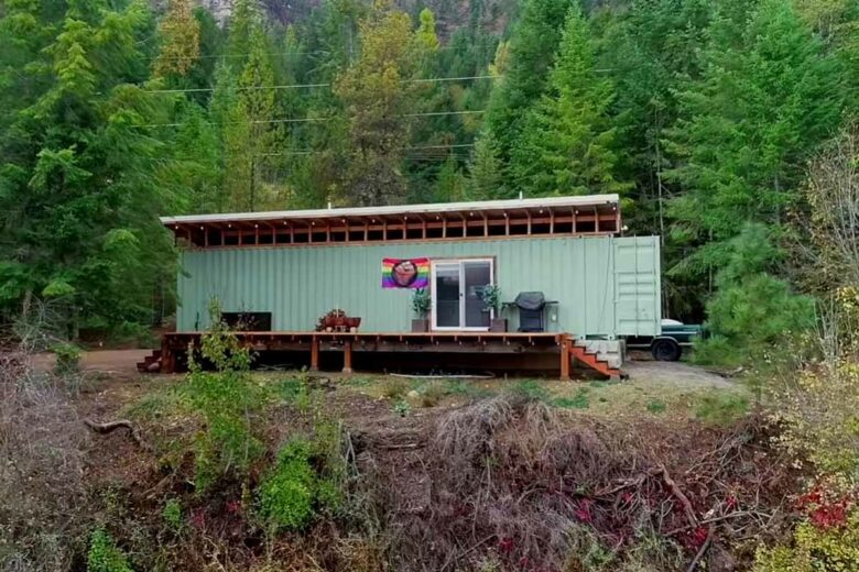 Une maison container au cœur de la forêt. 