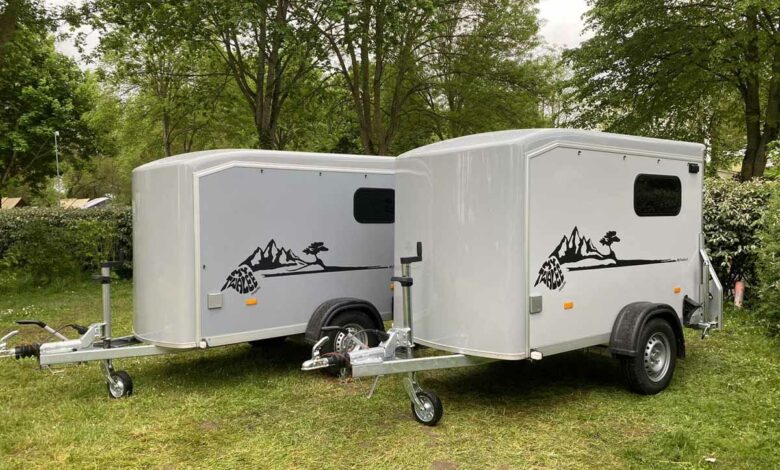 My Twalee, une remorque fourgon, aménagée en mini caravane modulable qui permet, tout en transportant du matériel sportif, de proposer un couchage pour deux personnes.