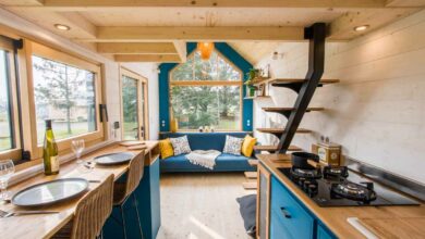 Une Tiny House baignée de lumière grâce à ses multiples surfaces vitrées.