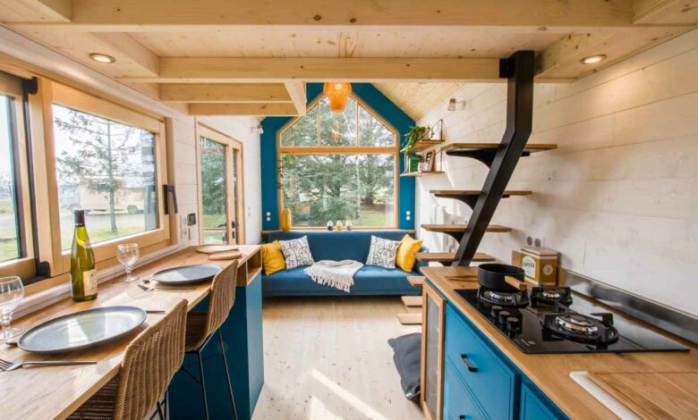Une Tiny House baignée de lumière grâce à ses multiples surfaces vitrées.