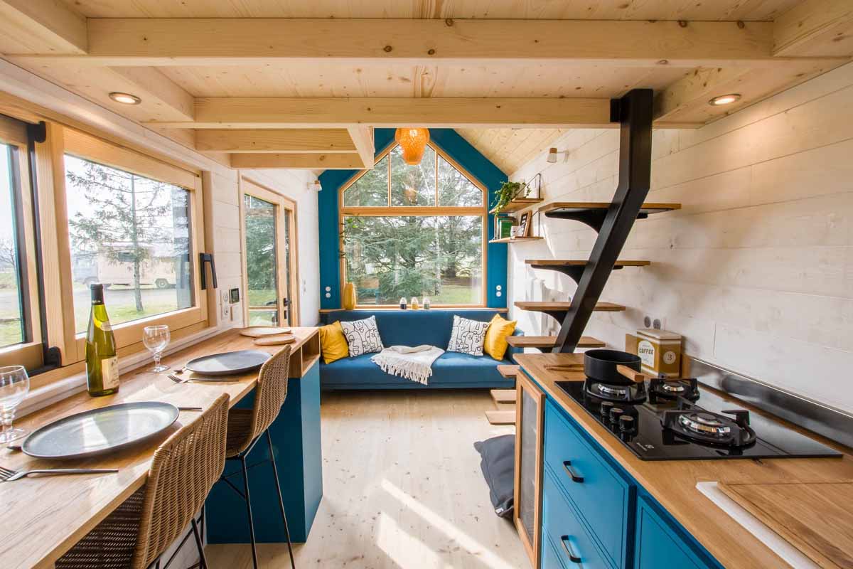 Une Tiny House baignée de lumière grâce à ses multiples surfaces vitrées.