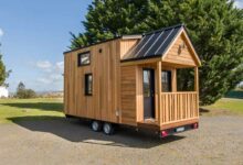 Cécile a choisi d'appeler sa tiny house « Miss.Twain » en hommage aux aventures de Tom Sawyer, un livre qui a toujours occupé une place spéciale dans son cœur depuis son enfance.