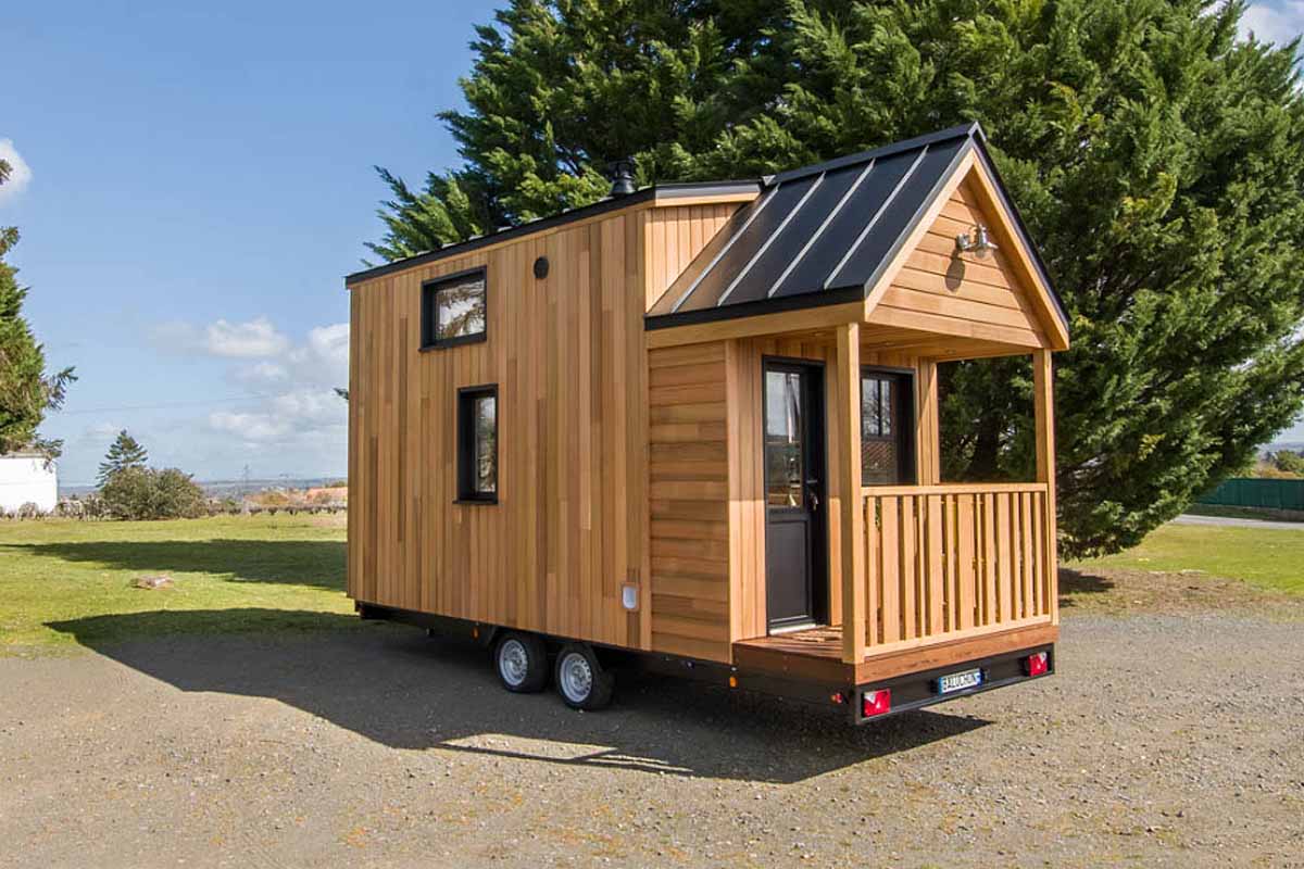 Cécile a choisi d'appeler sa tiny house « Miss.Twain » en hommage aux aventures de Tom Sawyer, un livre qui a toujours occupé une place spéciale dans son cœur depuis son enfance.