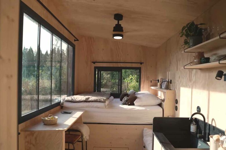 La Tiny House l'Atelier offre aux voyageurs une expérience haut de gamme avec un lit grand format, une décoration poétique et tous les équipements nécessaires pour passer d'agréables vacances, mais dans une version écoresponsable.