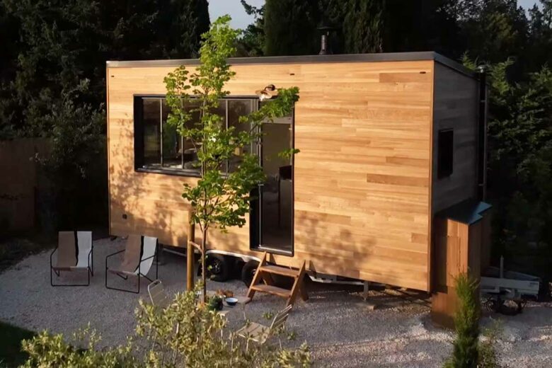 L'électricité est générée à partir de panneaux solaires, les toilettes sèches sont équipées d'un système automatisé innovant, et un poêle à bois offre une chaleureuse flambée qui permet de chauffer rapidement toute la Tiny House.