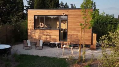 Le choix du nom de ce nouvel hébergement insolite, la Tiny House L'Atelier, semble surprenant. Cependant, il ne s'agit pas d'un atelier de bricolage, mais plutôt d'un atelier de jardin, une cabane botanique confortable depuis laquelle vous pouvez contempler le paysage environnant.