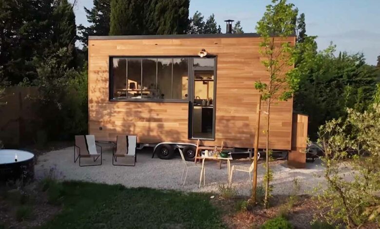 Le choix du nom de ce nouvel hébergement insolite, la Tiny House L'Atelier, semble surprenant. Cependant, il ne s'agit pas d'un atelier de bricolage, mais plutôt d'un atelier de jardin, une cabane botanique confortable depuis laquelle vous pouvez contempler le paysage environnant.