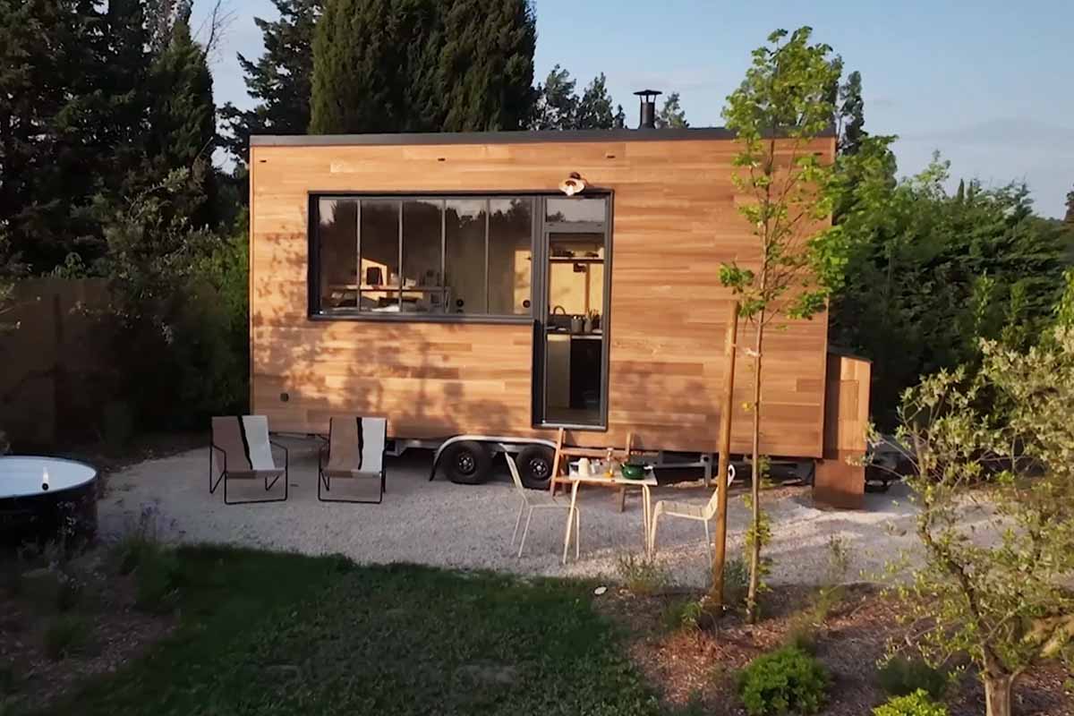 Le choix du nom de ce nouvel hébergement insolite, la Tiny House L'Atelier, semble surprenant. Cependant, il ne s'agit pas d'un atelier de bricolage, mais plutôt d'un atelier de jardin, une cabane botanique confortable depuis laquelle vous pouvez contempler le paysage environnant.