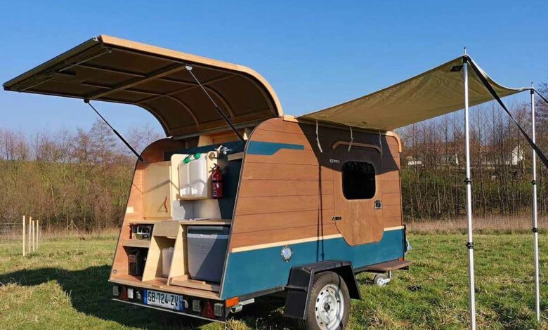 Une mini-caravane compact qui peut être tractée derrière une voiture avec seulement le permis B.