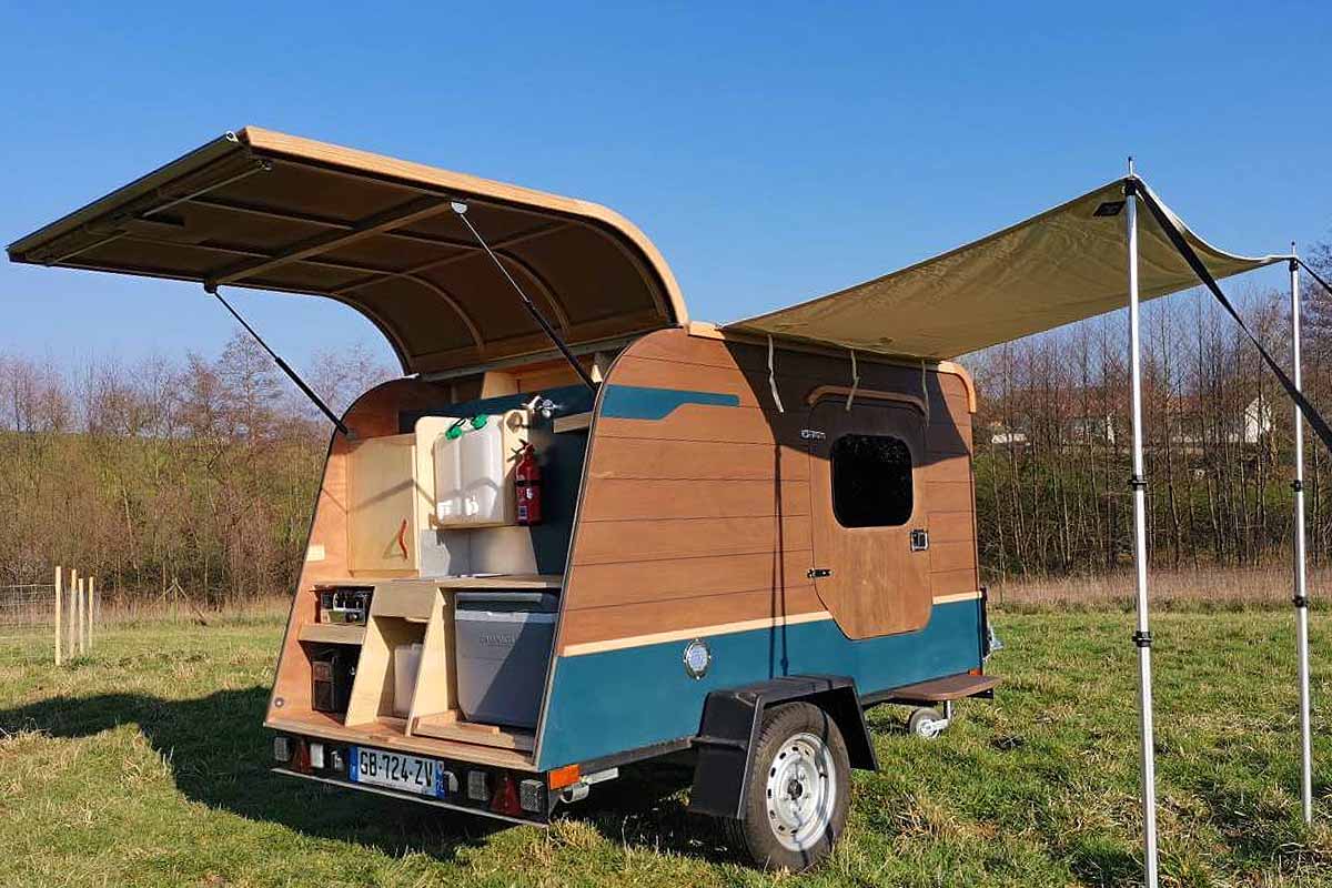 Une mini-caravane compact qui peut être tractée derrière une voiture avec seulement le permis B.