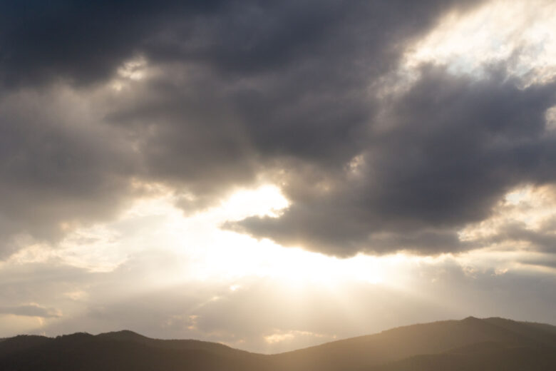 L’atmosphère retiendrait moins de chaleur et d’humidité, ce qui perturberait la formation des nuages, et donc, les précipitations.