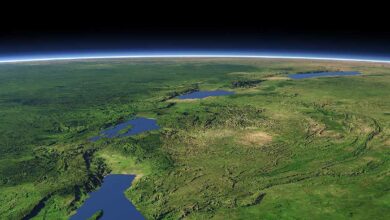 Une représentation synthétique du Rift Albertin, une section occidentale du Rift est-africain, se déploie devant nous. Les panoramas remarquables incluent, de l'arrière-plan au premier plan, le majestueux lac Albert, les imposantes montagnes Rwenzori, le serein lac Édouard, les volcaniques montagnes des Virunga, le tranquille lac Kivu et la partie septentrionale du lac Tanganyika.