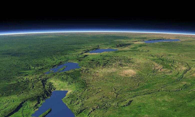 Une représentation synthétique du Rift Albertin, une section occidentale du Rift est-africain, se déploie devant nous. Les panoramas remarquables incluent, de l'arrière-plan au premier plan, le majestueux lac Albert, les imposantes montagnes Rwenzori, le serein lac Édouard, les volcaniques montagnes des Virunga, le tranquille lac Kivu et la partie septentrionale du lac Tanganyika.