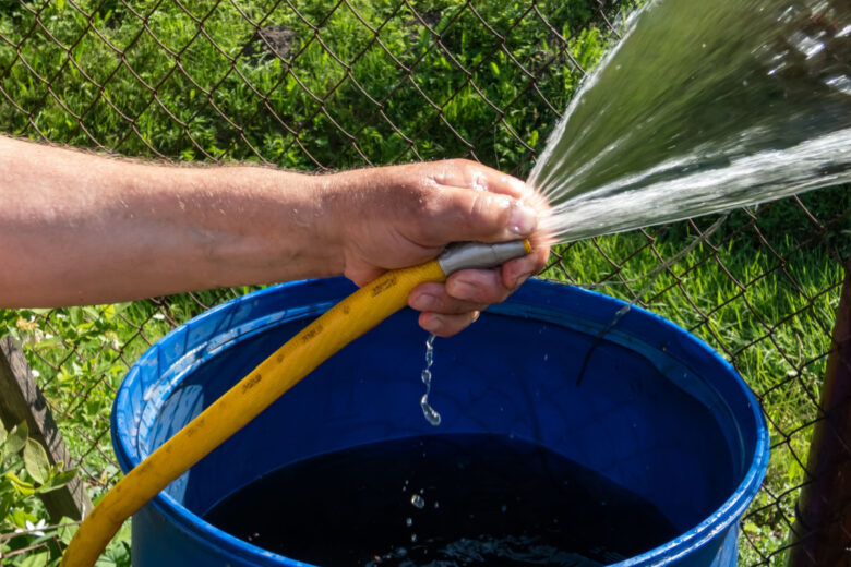 L'eau de pluie permet d'économiser de l'eau potable dans le jardin.