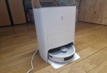 L'aspirateur robot Ecovacs Deebot T20 Omni et sa base collectrice.