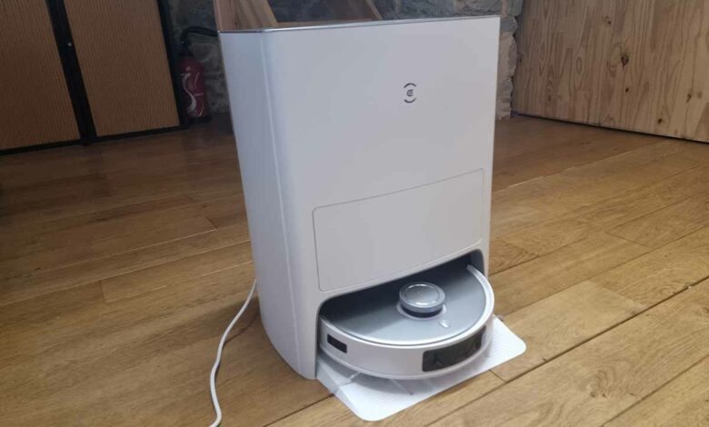 L'aspirateur robot Ecovacs Deebot T20 Omni et sa base collectrice.