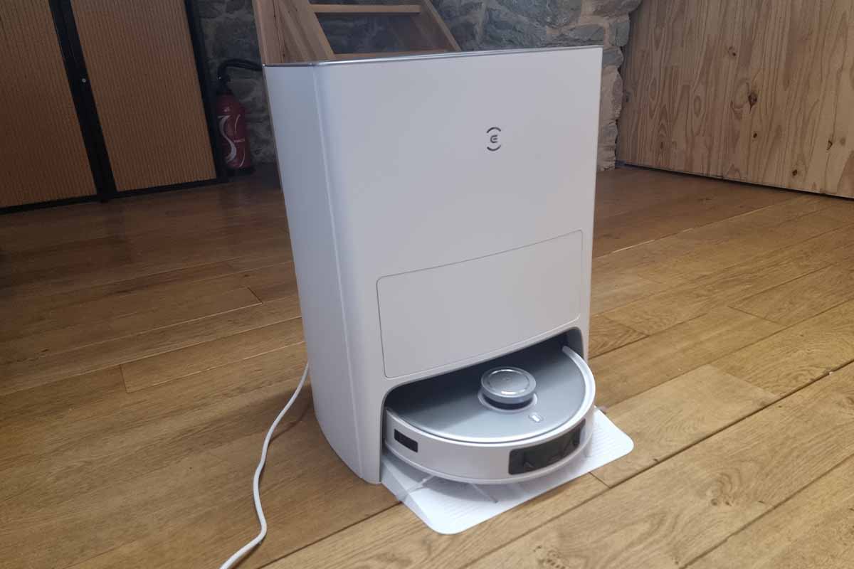 L'aspirateur robot Ecovacs Deebot T20 Omni et sa base collectrice.