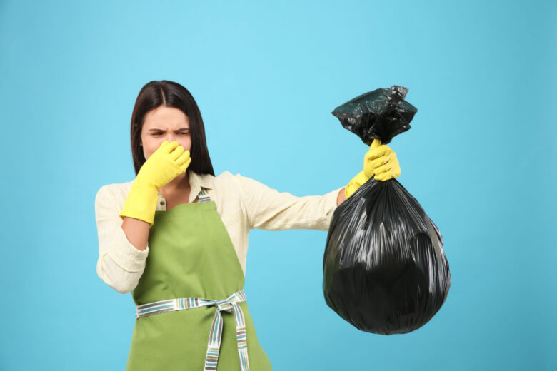 Une étonnante astuce pour éviter les mauvaises odeurs dans les poubelles. 