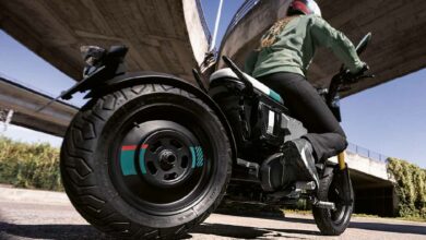 BMW lance officiellement sa moto électrique CE 02.