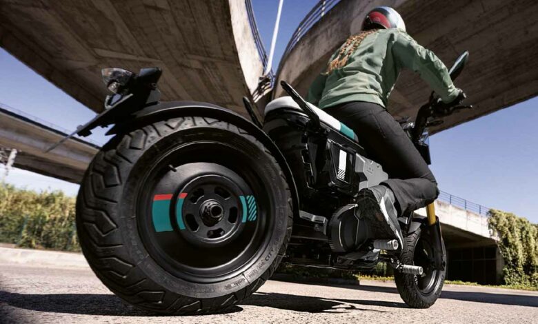 BMW lance officiellement sa moto électrique CE 02.