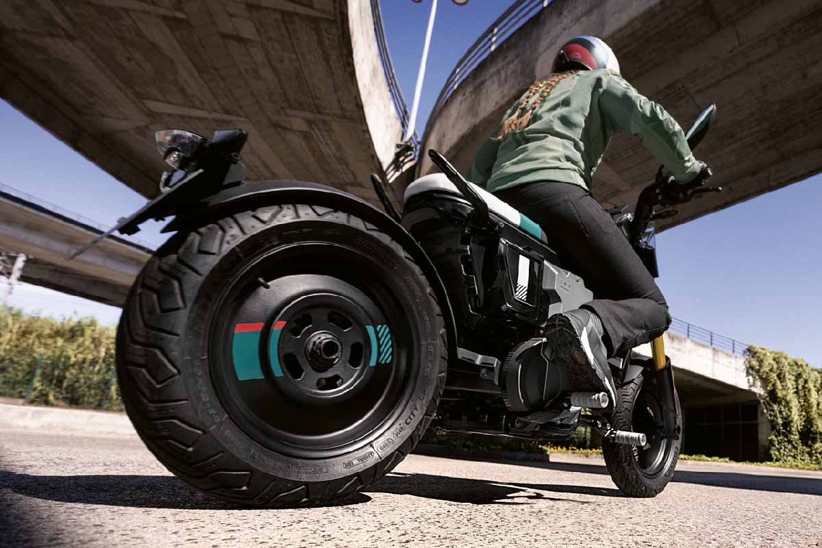 BMW lance officiellement sa moto électrique CE 02.