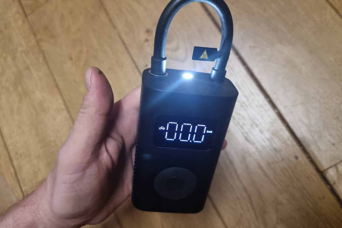 Test Mini compresseur gonfleur XIAOMI autonome. Vos pneus Auto, vélo, moto  toujours à la bonne pression