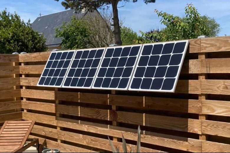 Des panneaux solaires à poser au mur.