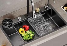 Évier à cascade Nano Raindance avec robinet rétractable.