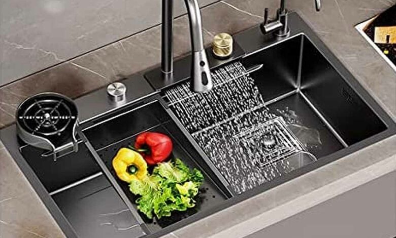 Évier à cascade Nano Raindance avec robinet rétractable.