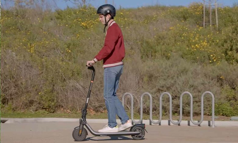 La trottinette électrique Segway Ninebot E2 E est affichée à un