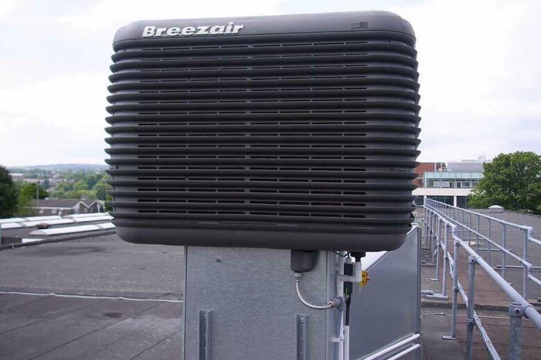 Les climatiseurs adiabatiques consommeraient jusqu’à 90 % moins d’électricité qu’un climatiseur traditionnel.